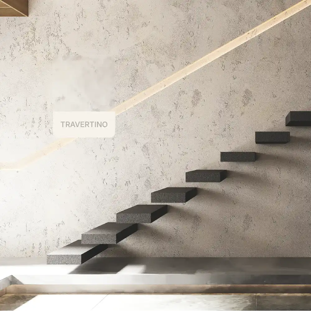 Perete mineral Travertino într-un interior luminos cu scară